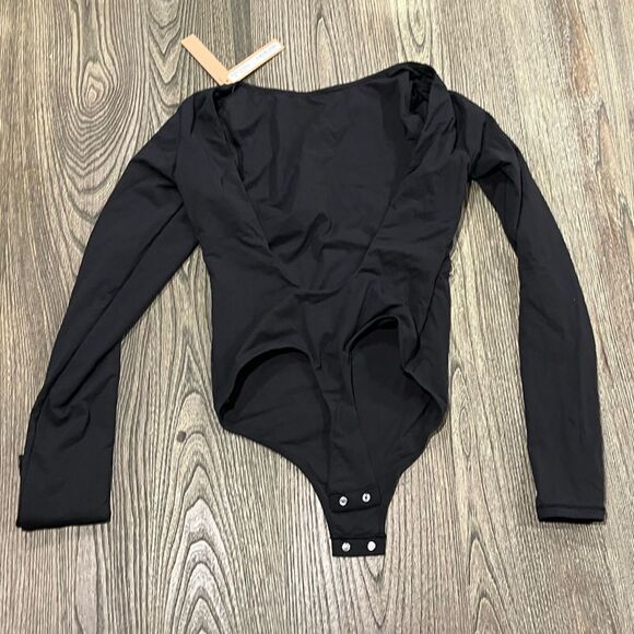 Skims Fits Everybody Long Sleeve Low Back Bodysuit Wide Scoop Neck Onyx XS
BNWT - Picture 5 of 5